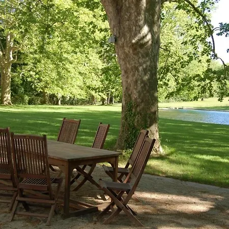 Chateau De Valmousse Bed and breakfast